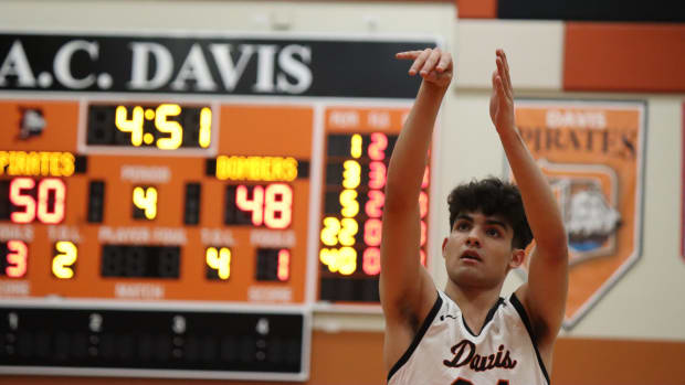 Davis' Cesar Hernandez shoots a free throw against Richland in Yakima on Friday, Dec. 29, 2023.